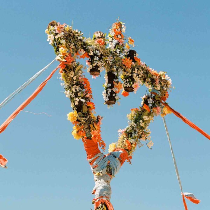 THE DEVIL WEARS PRADA Flowers album cover